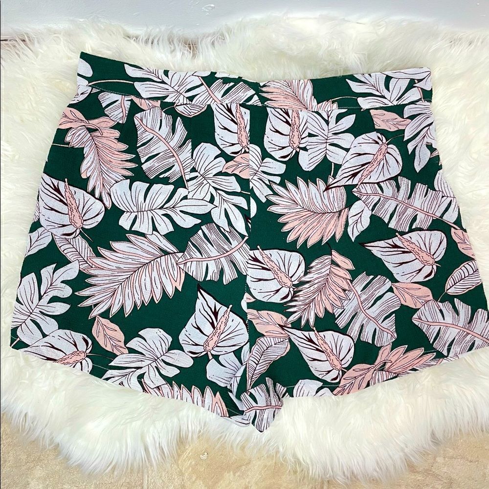 Brave Soul Tropical belted Dress shorts Lg with side pockets ,white,gree…